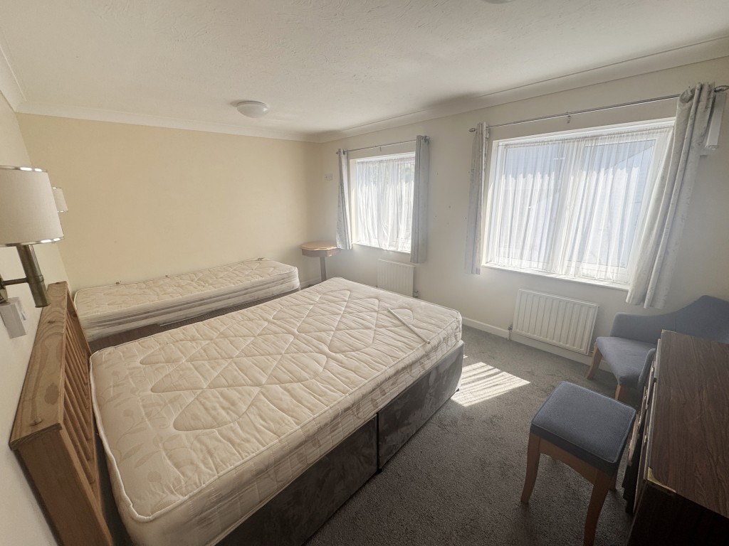 Lot: 80 - SUBSTANTIAL FOURTEEN-BEDROOM HOTEL AND INN CLOSE TO DARTMOOR NATIONAL PARK - Guest bedroom two